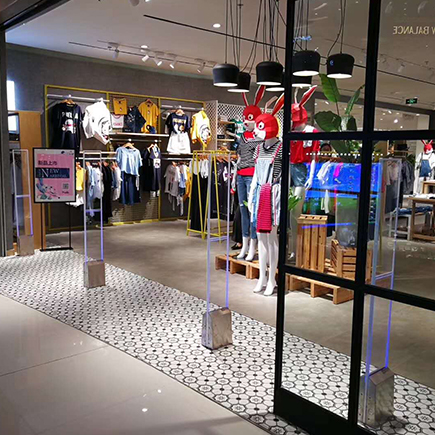 為什么服裝店防盜器和服裝防盜標簽?zāi)軐崿F(xiàn)報警？